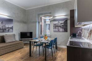 Apartment (Navona) | Living area | 43-inch flat-screen TV with cable channels - MyItalyHome (Rome)