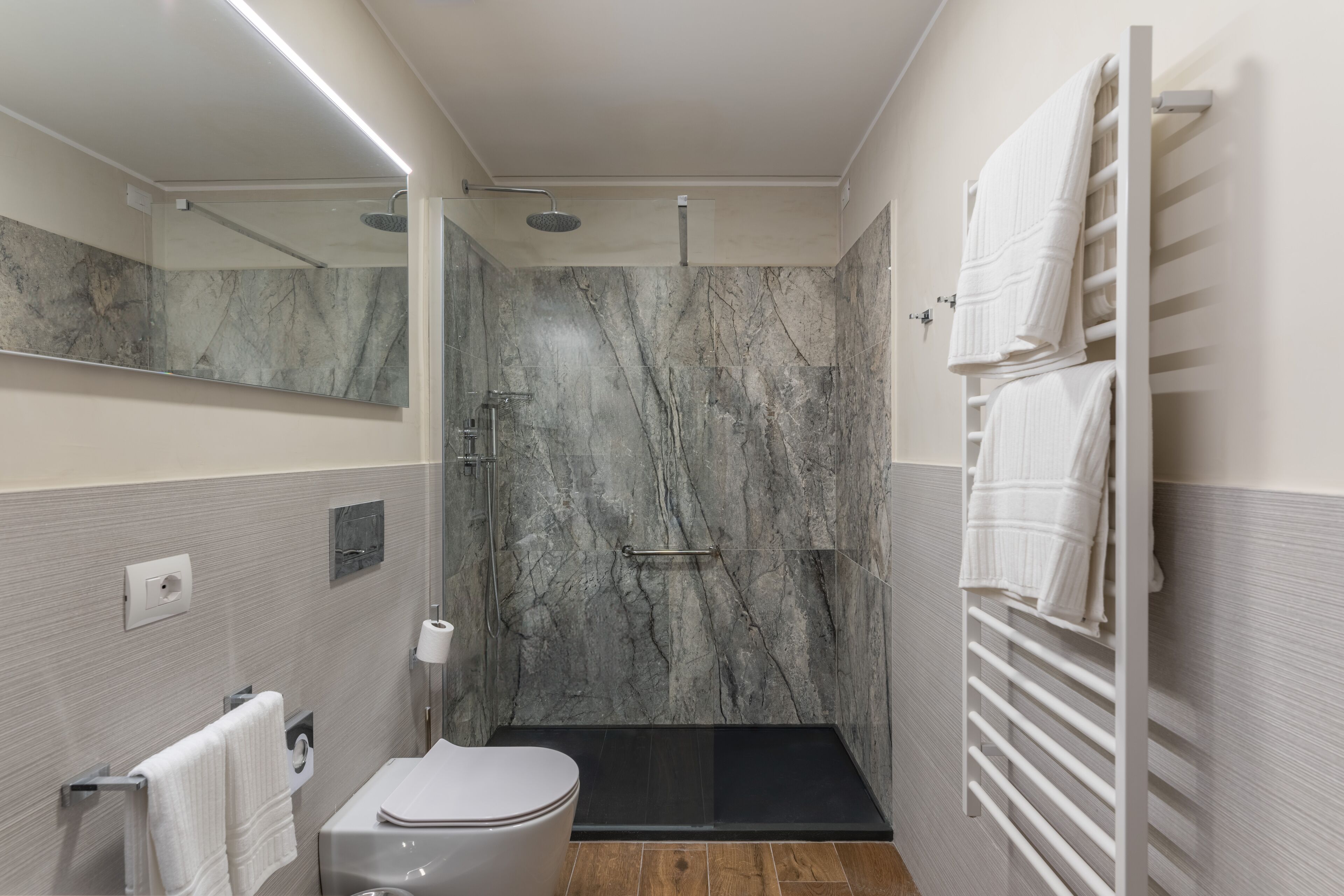 Apartment (Colosseo) | Bathroom | Shower, rainfall showerhead, eco-friendly toiletries, hair dryer