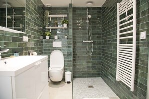 Haartrockner, Handtücher, Seife, Shampoo