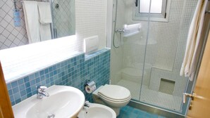 Shower, rainfall showerhead, hair dryer, bidet - Hotel Teti (Ugento)