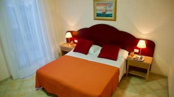 Hypo-allergenic bedding, in-room safe, desk, laptop workspace