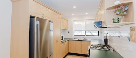 Geladeira, micro-ondas, fogão, cooktop