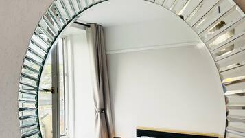 4 makuuhuonetta, silitysrauta/-lauta, ilmainen Wi-Fi, vuodevaatteet