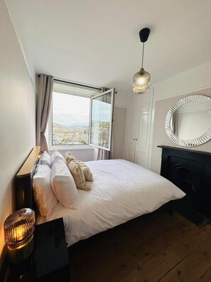 4 bedrooms, iron/ironing board, free WiFi, bed sheets