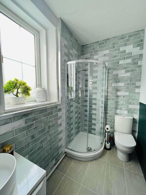 Dusche, Haartrockner, Handtücher, Seife