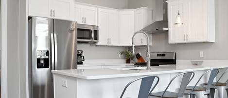 Frigorífic, microones, forn i placa de cuina