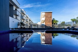 Una piscina al aire libre