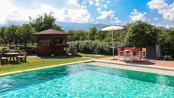 Frigobar, escrivaninha, espaço de trabalho para notebook, berços grátis