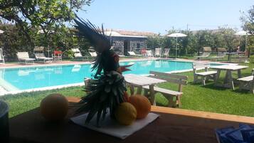 Piscina externa, guarda-sóis, espreguiçadeiras