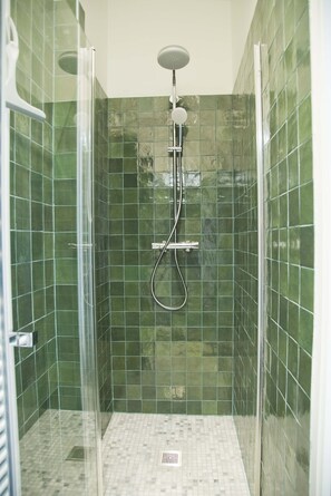 Dusche, Haartrockner, Handtücher, Seife