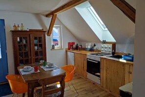 Frigorífico, horno, placa de cocina y lavavajillas