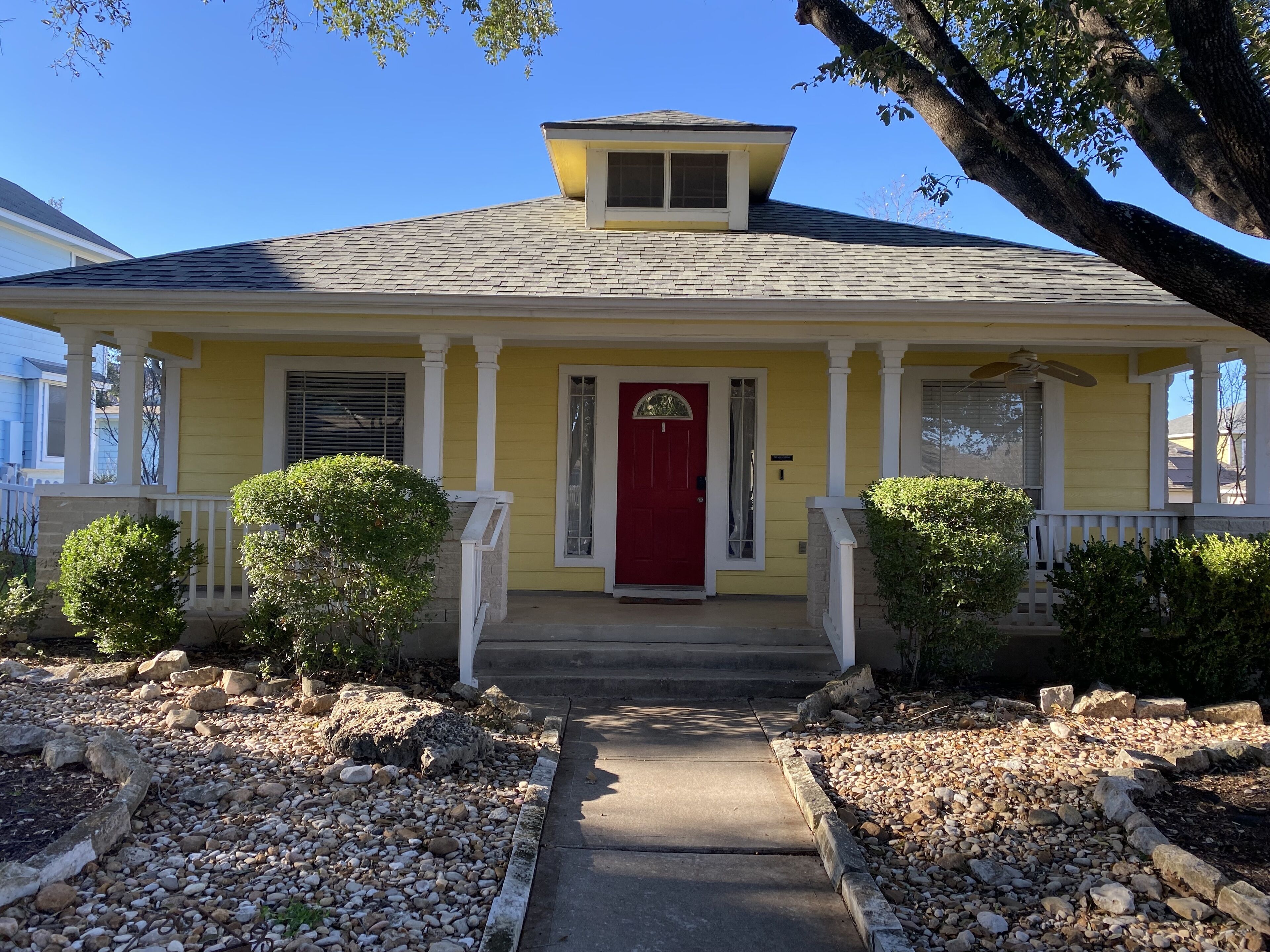 Charming 3BR home south of Austin w/ spacious yard