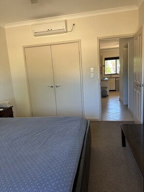3 bedrooms, iron/ironing board, bed sheets