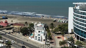 Ein Hotel an der Küste mit Blick auf Strand und Meer.