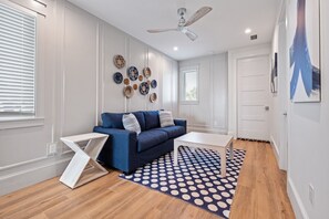 Una Smart TV, una mesa de tenis de mesa