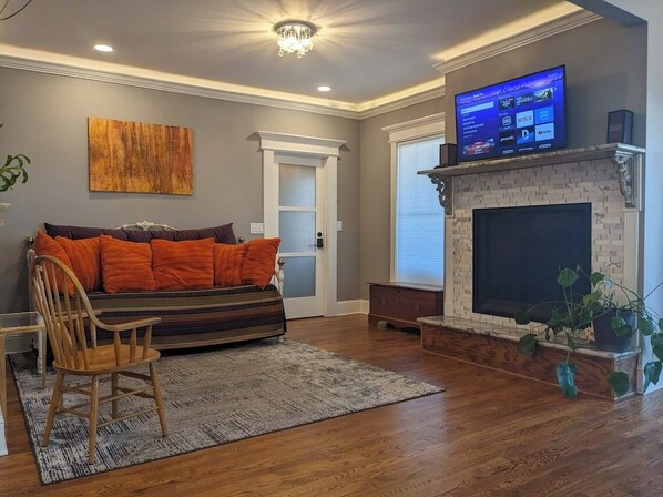 Smart TV, caminetto, libri