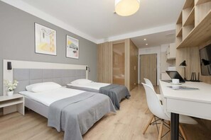 Desk, WiFi, bed sheets - Wolska 165 | Contemporary Studio | WiFi (Warszawa)