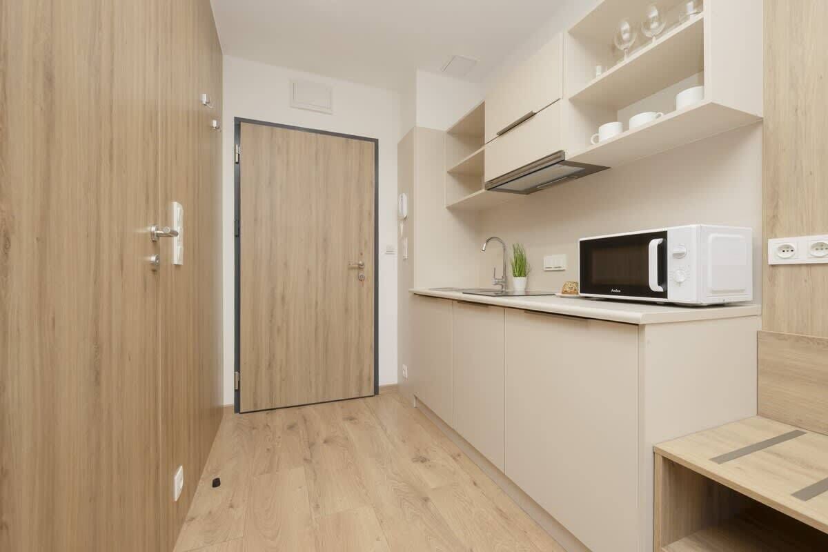 Refrigerador, microondas, parrilla de estufa y utensilios de cocina 