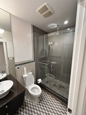 シャワー、ジェットバス、ヘアドライヤー、タオル