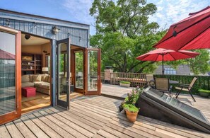 屋外ダイニングエリア