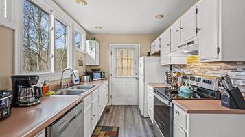 Jääkaappi, mikroaaltouuni, uuni, liesi