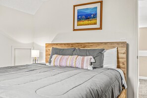 2 soverom, skrivebord, reiseseng for barn og wi-fi (inkludert)