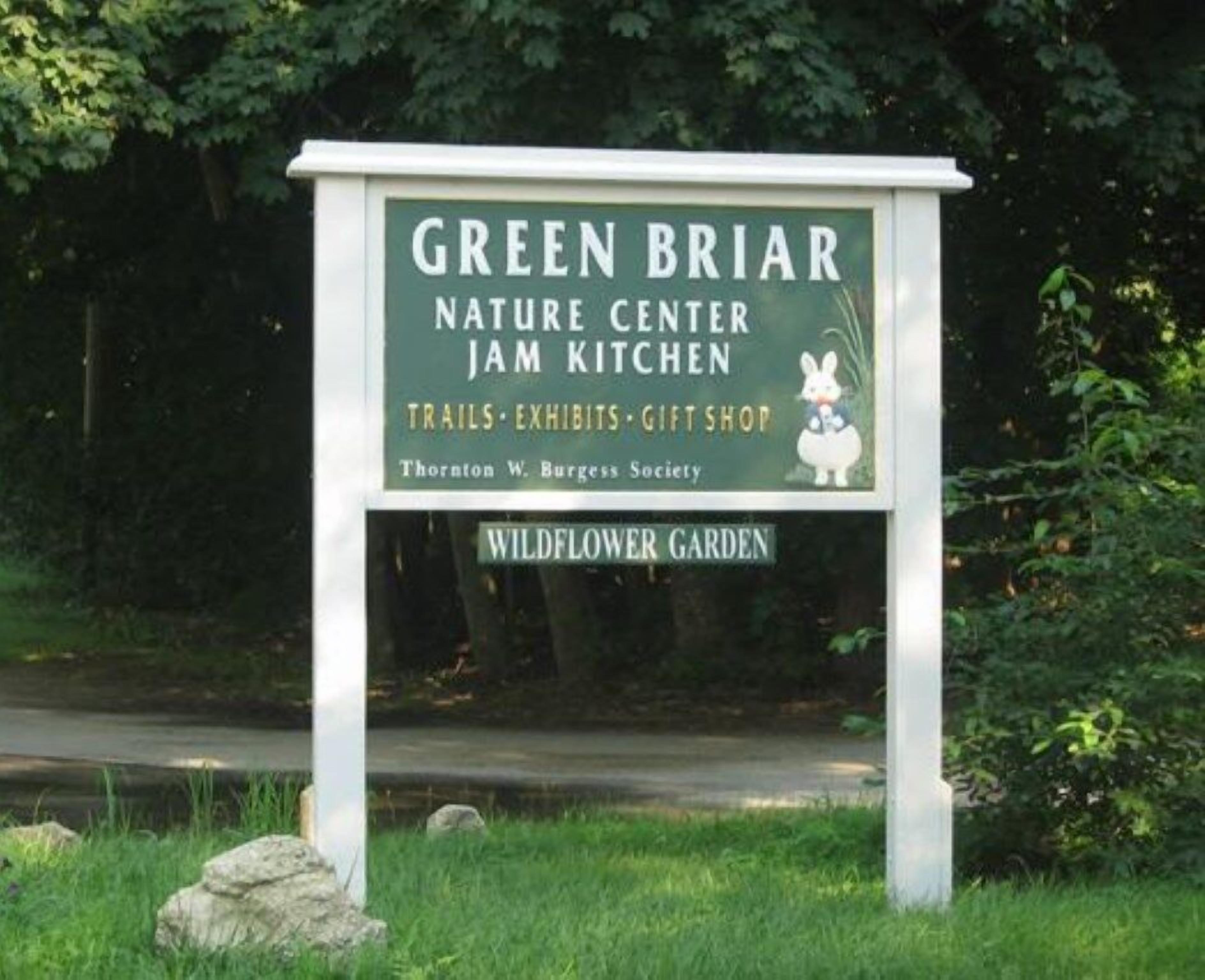 Une pancarte indiquant l’emplacement du centre d’interprétation de la nature de Green Briar et de son atelier de confitures, et énumérant les différents éléments à découvrir, tels que les sentiers de randonnée, les expositions et la boutique de souvenirs.