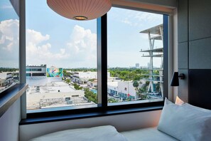 Room, 1 King Bed (High Floor) | Premium bedding, pillowtop beds, in-room safe, desk