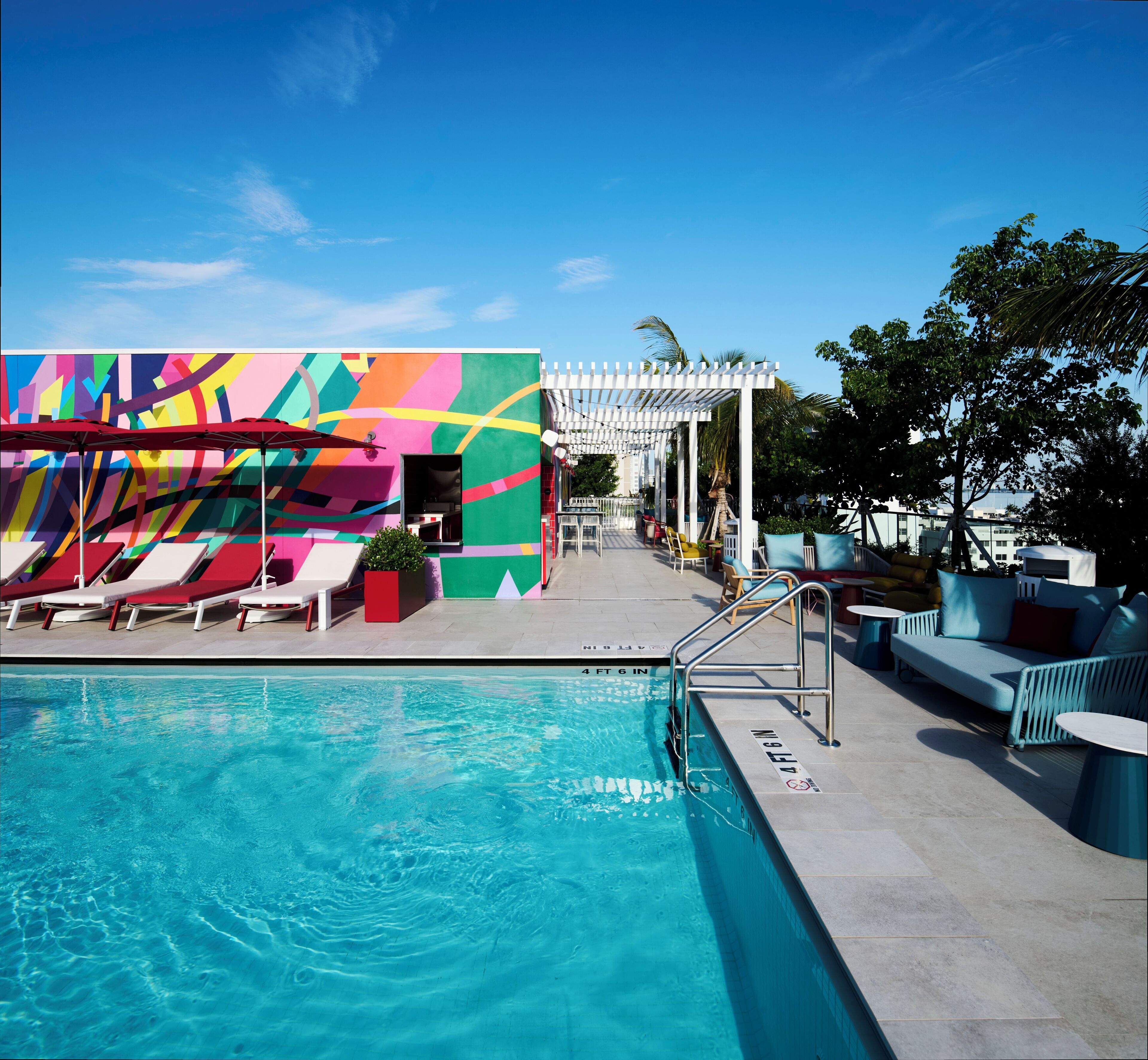 Una piscina al aire libre