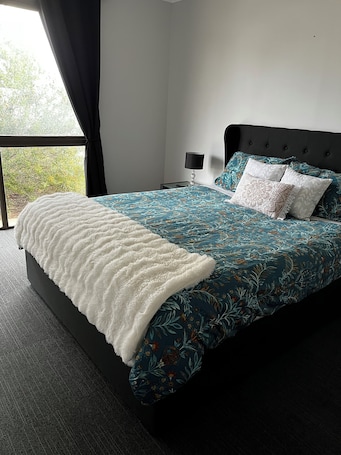 2 bedrooms, free WiFi, bed sheets. Cosy little white box, everything you need for a little getaway