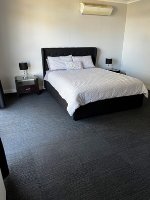 2 bedrooms, free WiFi, bed sheets - Cosy little white box, everything you need for a little getaway  (Broken Hill)