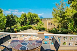 Outdoor dining - SAONA VILLAS (TS JAIME): villa for 4 people, private pool, with air co (San Jaime)