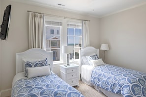 4 bedrooms, WiFi - Roosevelt Retreat, Almost Oceanfront House, Located in Pine Knoll Shores, NC! (Pine Knoll Shores)