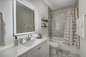 Toallas, jabón, shampoo, papel de baño 