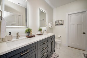 Handtücher, Seife, Shampoo, Toilettenpapier