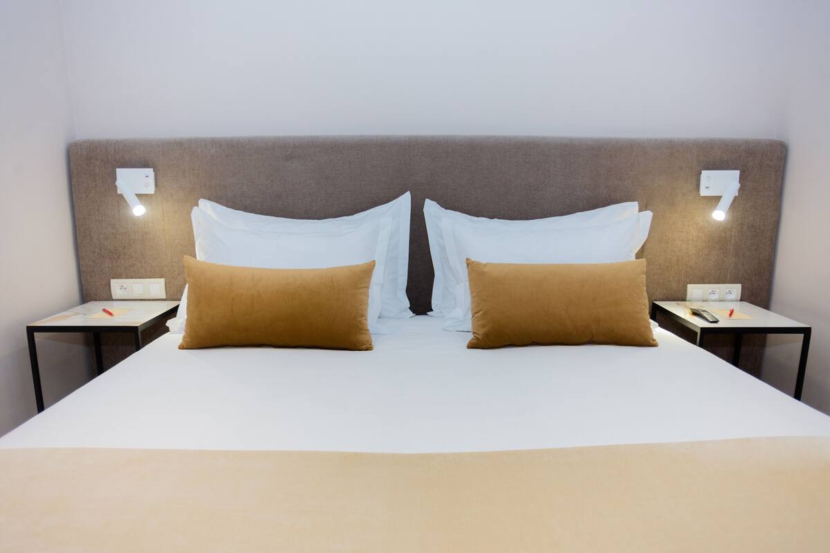 Kamar Superior | 1 kamar tidur, brankas, tirai kedap cahaya, dan kedap suara