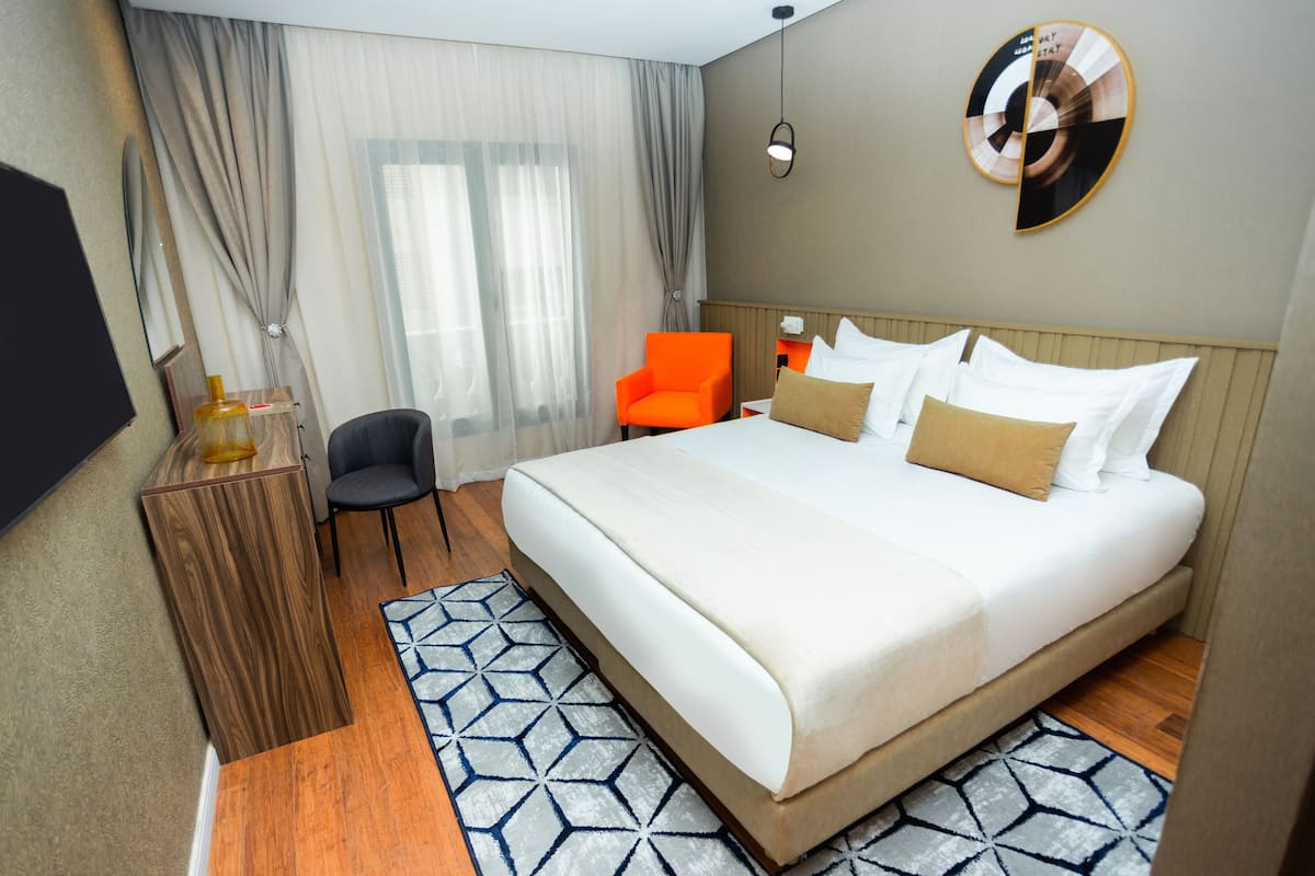 Deluxe Room | 1 bedroom, in-room safe, blackout curtains, soundproofing