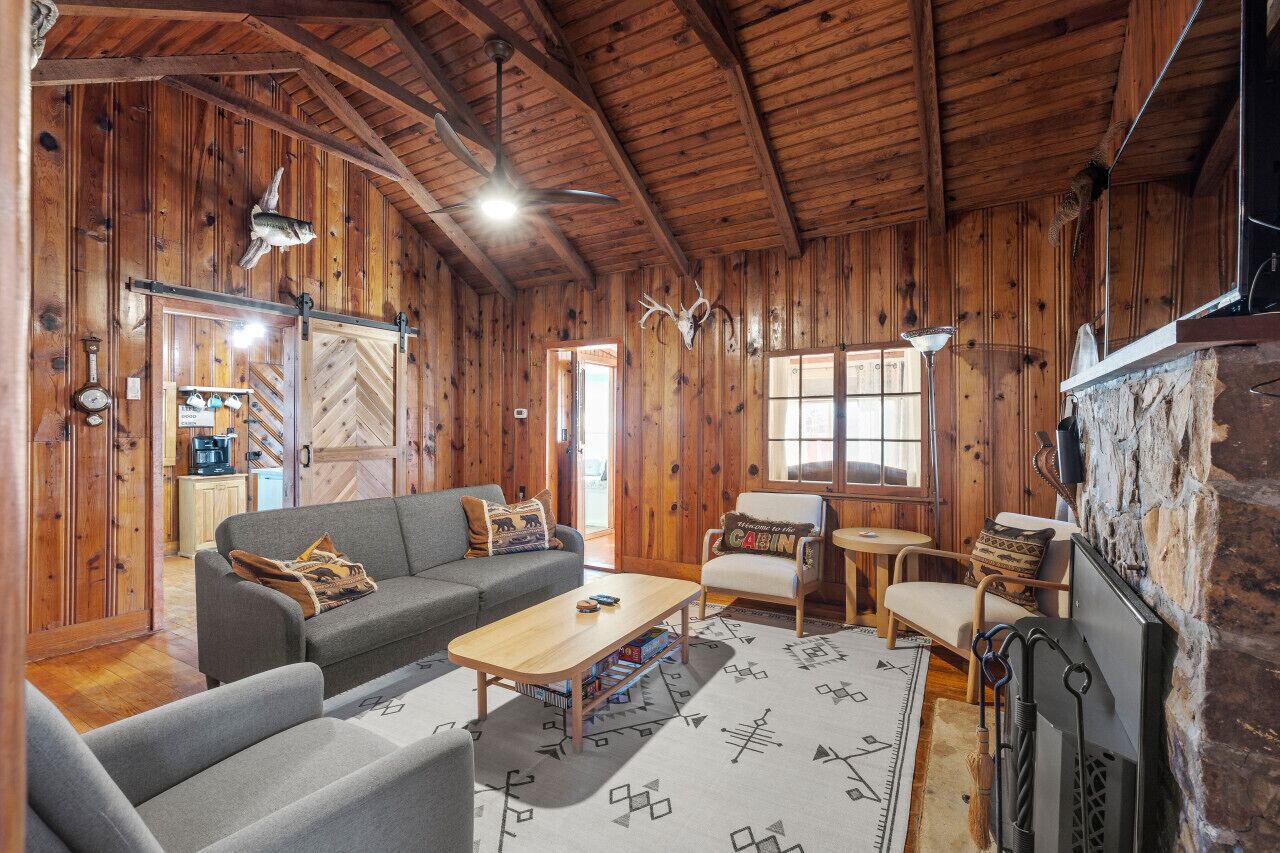 Walking distance to Lake Taneycomo!