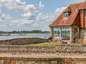 Terrace/patio - Historic Waterfront Home in Bosham - Pass the Keys (Bosham)