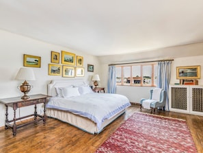 5 bedrooms, iron/ironing board, free WiFi, bed sheets