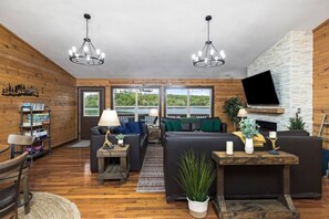 تلفزيون ذكي، مدفأة، مشغل دي في دي، كُتُب