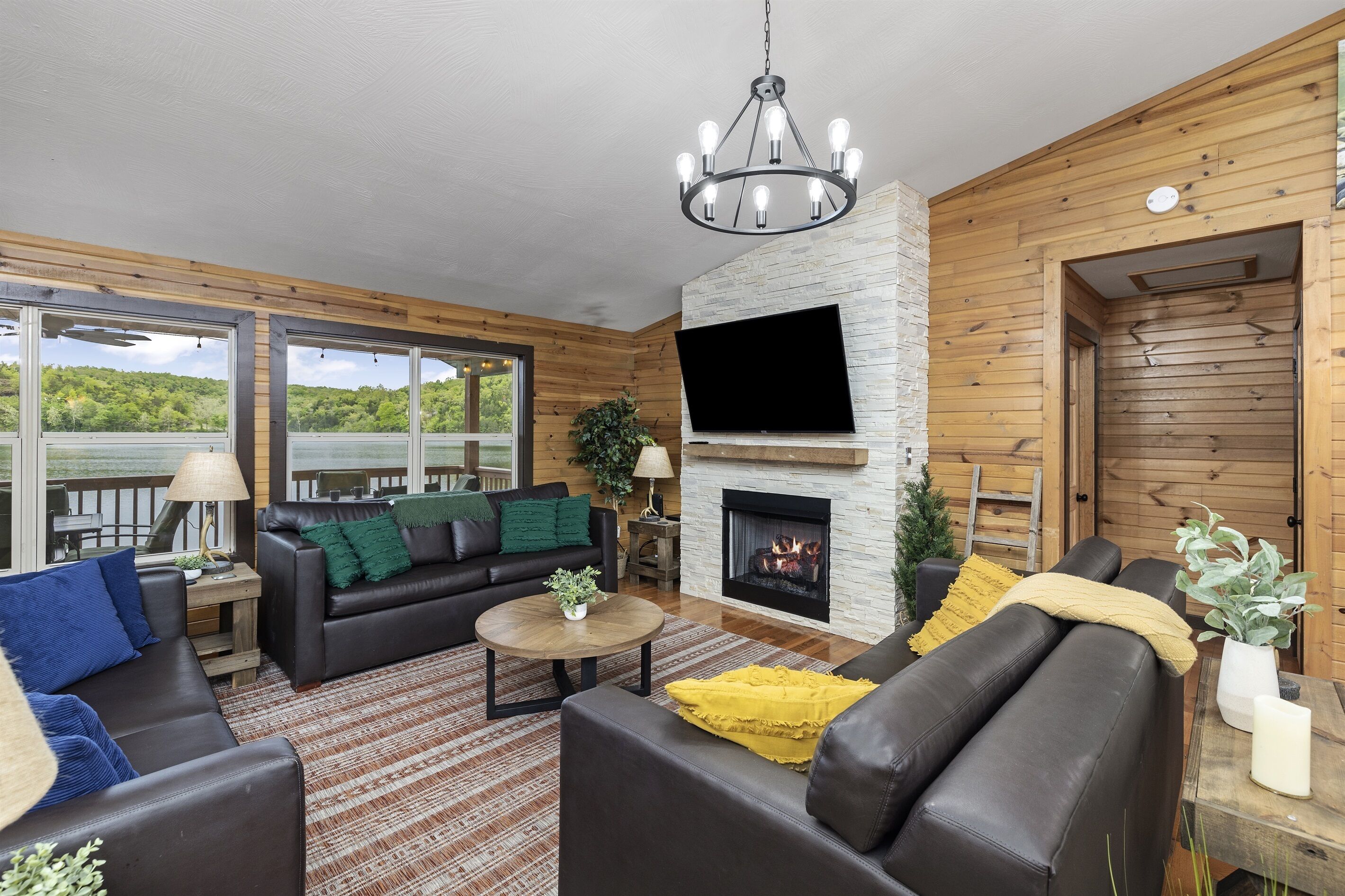 Älytelevisio, takka, DVD-soitin, kirjoja