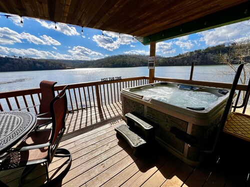 Views! Lakefront Hot Tub, Kayaks, Firepit, & Pool! Disc Golf, Park, & Playground