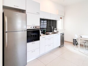 Comfort-Apartment | Eigene Küche | Großer Kühlschrank, Mikrowelle, Ofen, Herdplatte