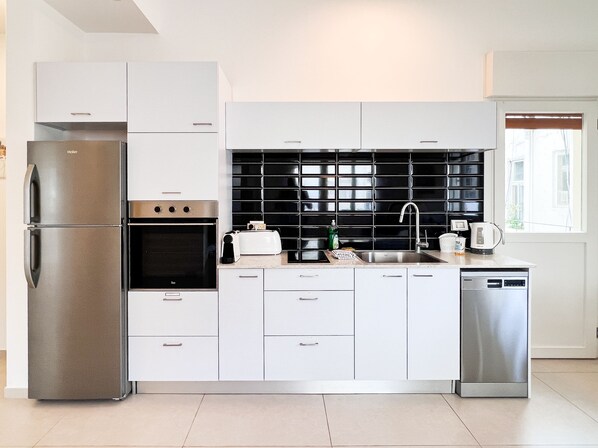 Comfort-Apartment | Eigene Küche | Großer Kühlschrank, Mikrowelle, Ofen, Herdplatte