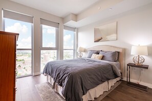 2 Schlafzimmer, Schreibtisch, Bügeleisen/Bügelbrett, Reisekinderbett