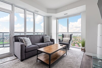 Luxury condo w breathtaking sunset views close to airport & downtown Mississauga