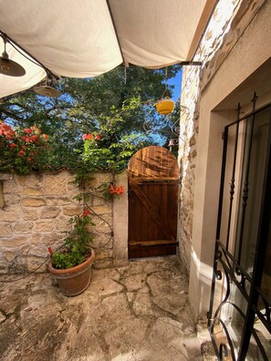 Exterior detail - Le Mas Pily, Mas Authentique en Pierres, au Cœur de Lenclave des Papes (Valréas)