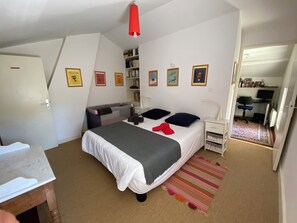 4 slaapkamers, een bureau, een strijkplank/strijkijzer, reisbedje