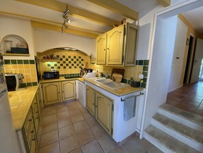 Fridge, microwave, oven, stovetop - Le Mas Pily, Mas Authentique en Pierres, au Cœur de Lenclave des Papes (Valréas)